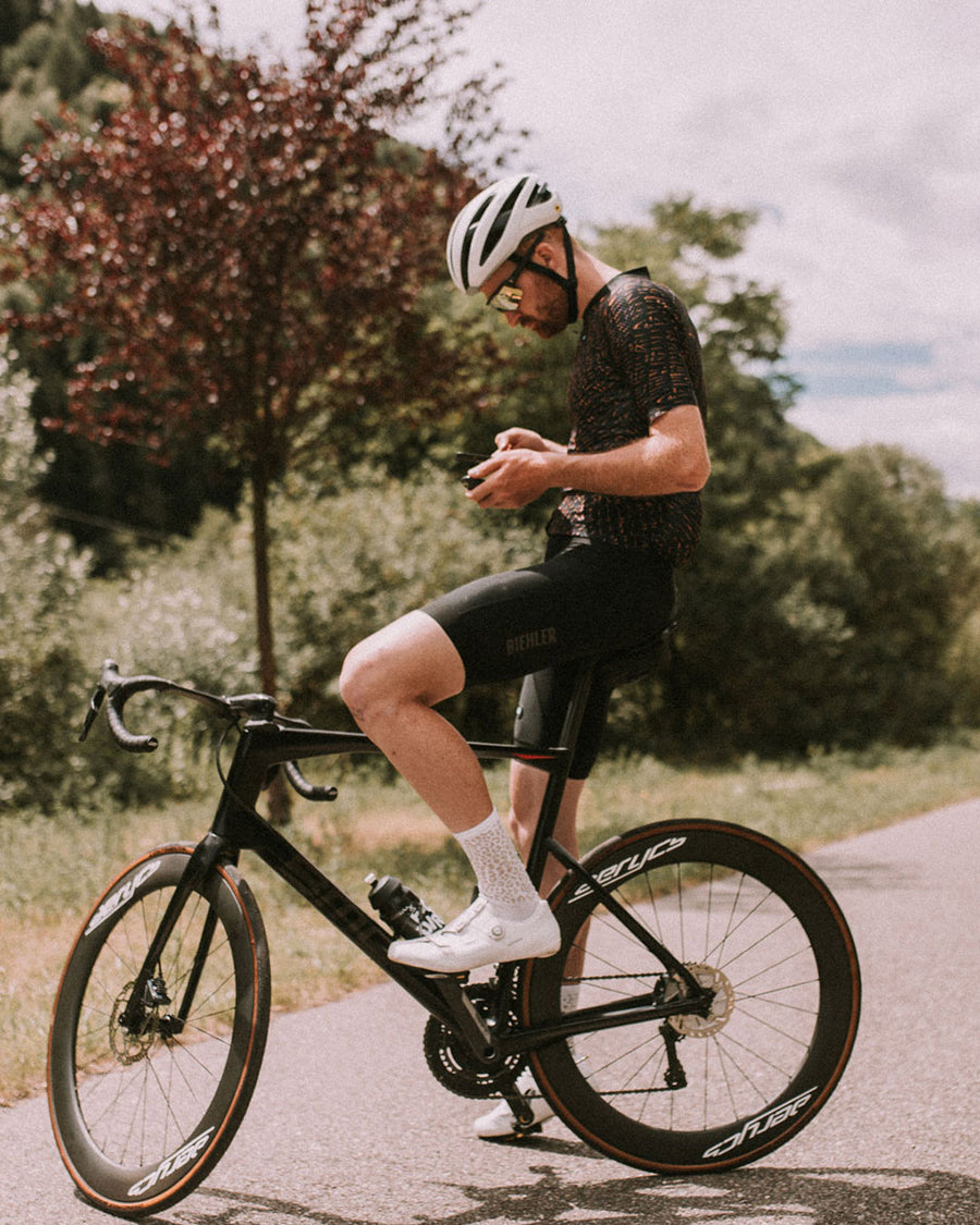 Jannis Brandt auf seinem Fahrrad auf einer Straße