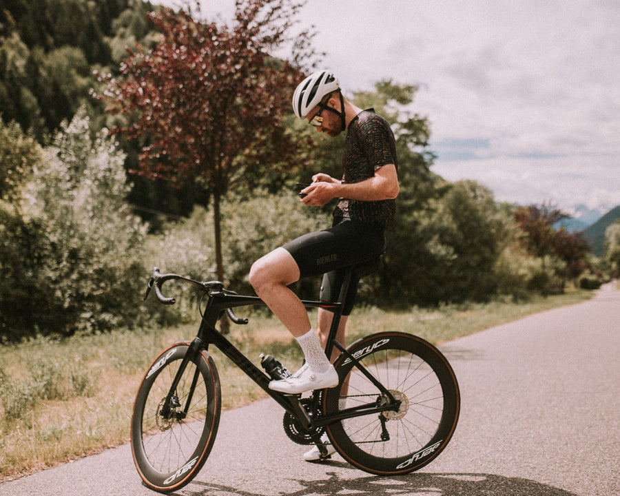 Jannis Brandt auf seinem Fahrrad auf einer Straße