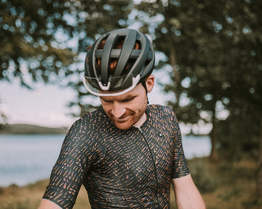 Jannis Brandt mit einem Fahrradhelm