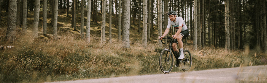 Jannis Brandt auf seinem Fahrrad im Wald