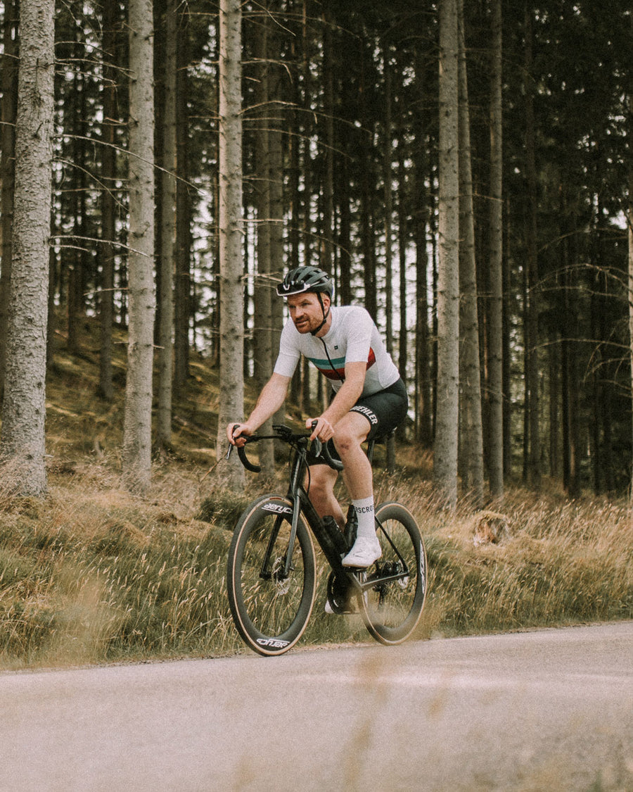 Jannis Brandt auf seinem Fahrrad im Wald