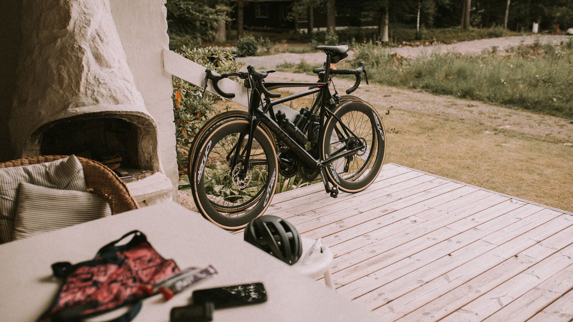 Fahrräder auf einer Holzterasse neben einem Ofen
