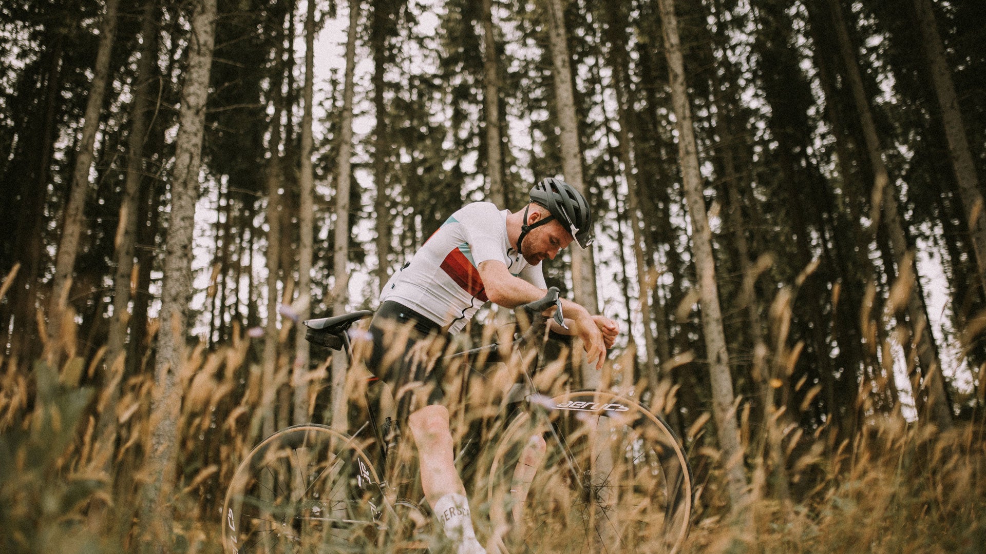 Mann auf einem Fahrrad im Wald
